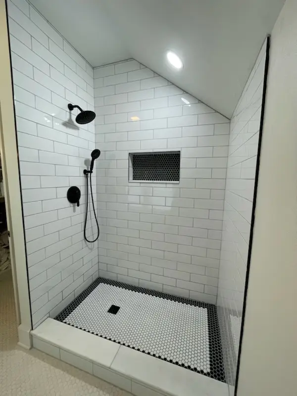 Subway shower with black hex niche and penny floor