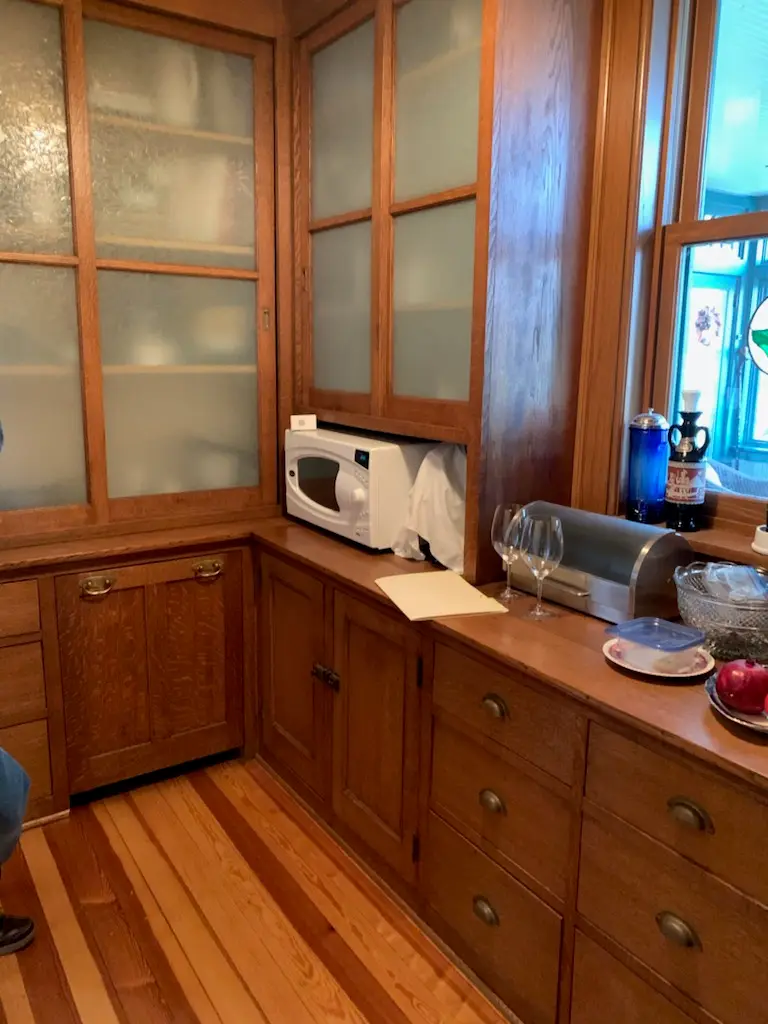 Quarter-sawn oak butler’s pantry with sliding glass doors